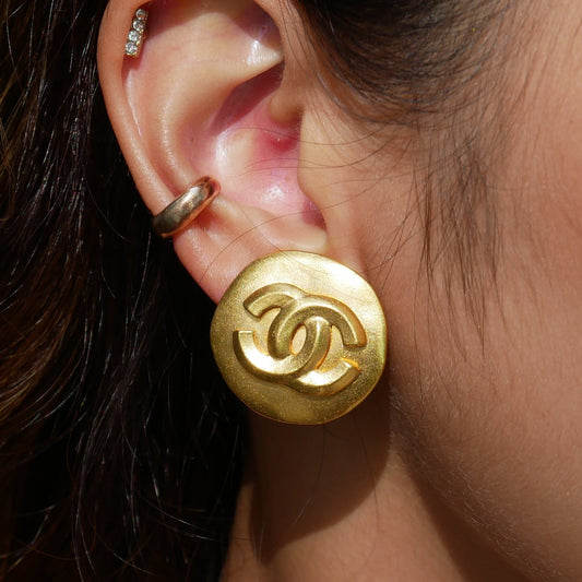 CHANEL 1996 Round CC Earrings Medium ao19259