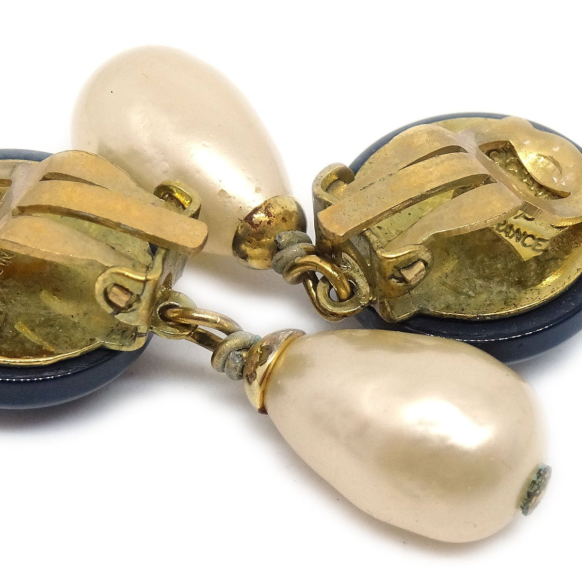 CHANEL 1994 Teardrop Pearl CC Dangle Earrings AK38448h