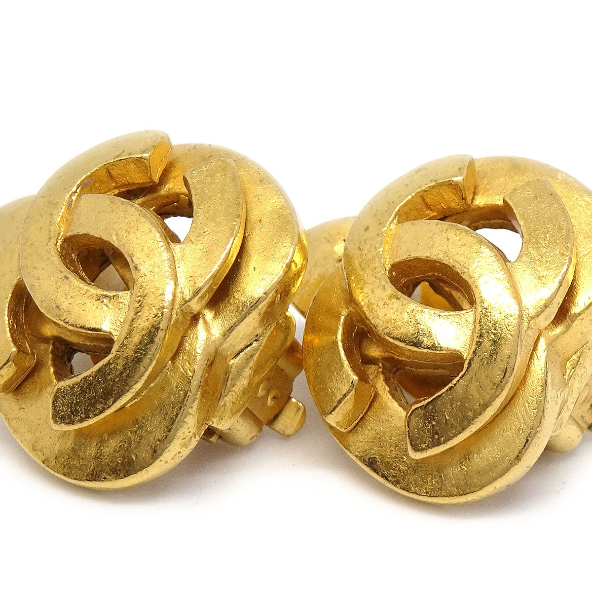 CHANEL 1997 Heart CC Earrings Gold Small AK38300k