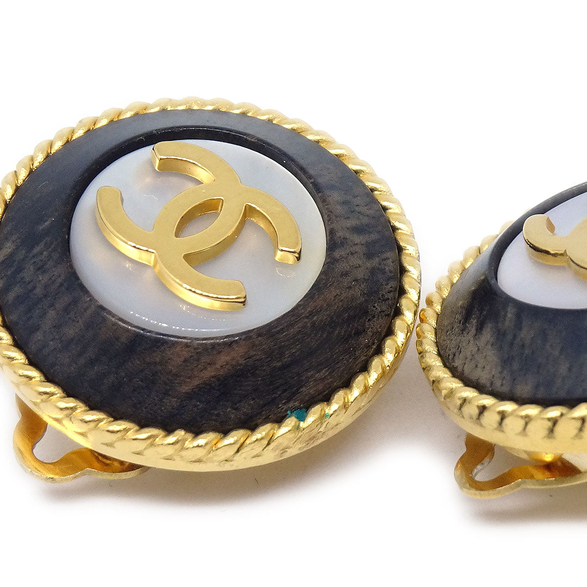 CHANEL 1995 Mother-of-pearl Button Earrings Gold Brown Clip-On 94728