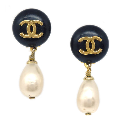 CHANEL 1996 Teardrop Pearl CC Dangle Earrings 96A 97816