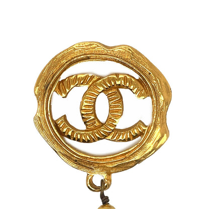 CHANEL - Vintage 94A CC Logo Circle / Pearl Drop Textured - Gold Brooch