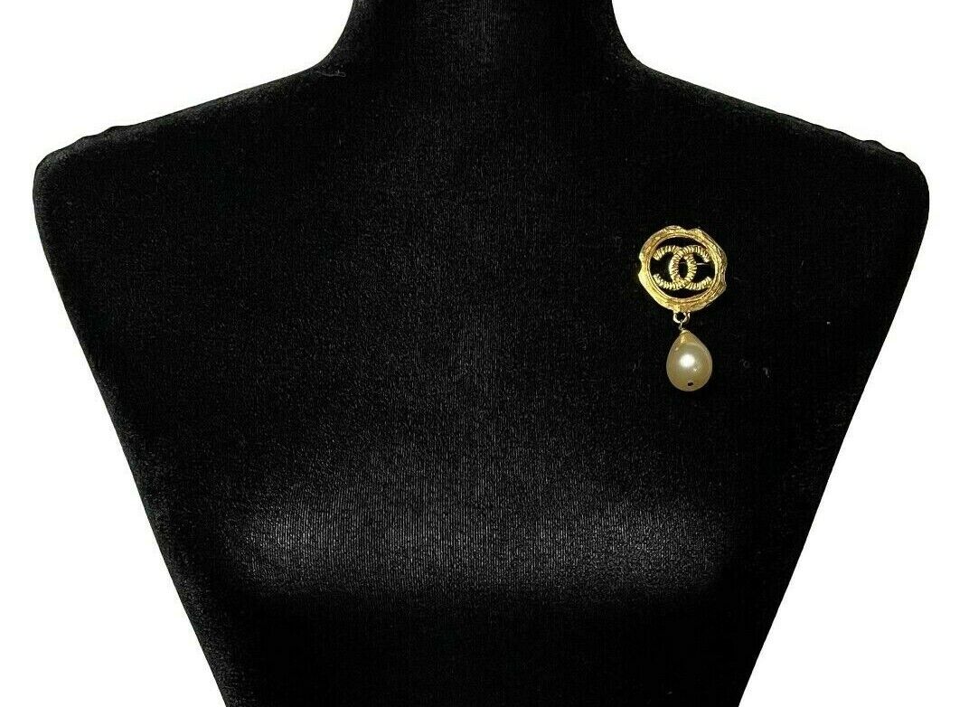 CHANEL - Vintage 94A CC Logo Circle / Pearl Drop Textured - Gold Brooch