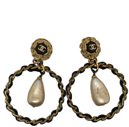 CHANEL - Collection 27 Chain 1980s CC Gold Tone Pearl Clip-On Hoop Earring