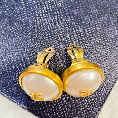 CHANEL vintage pearl gold earrings TWS