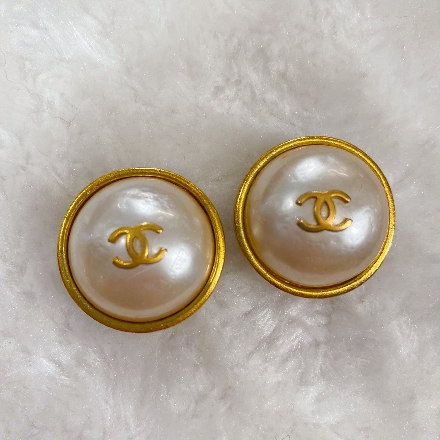 CHANEL vintage pearl gold earrings TWS