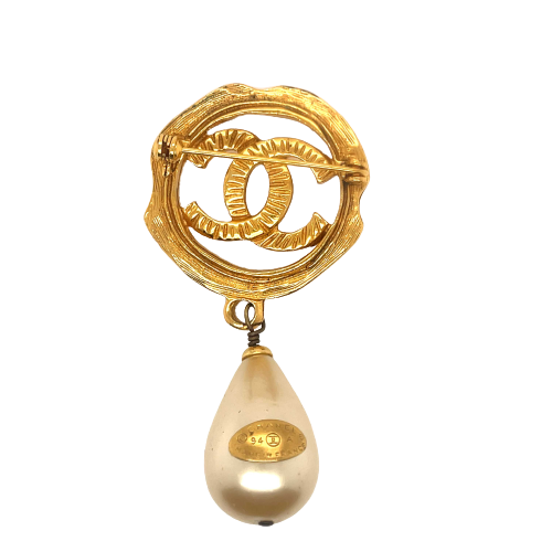 CHANEL - Vintage 94A CC Logo Circle / Pearl Drop Textured - Gold Brooch