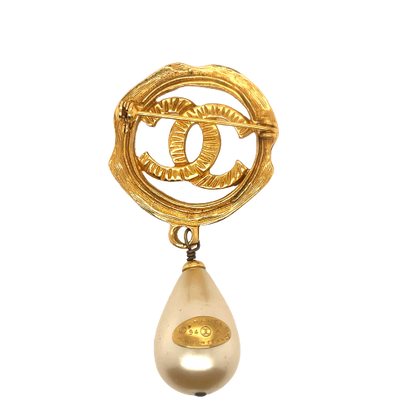 CHANEL - Vintage 94A CC Logo Circle / Pearl Drop Textured - Gold Brooch