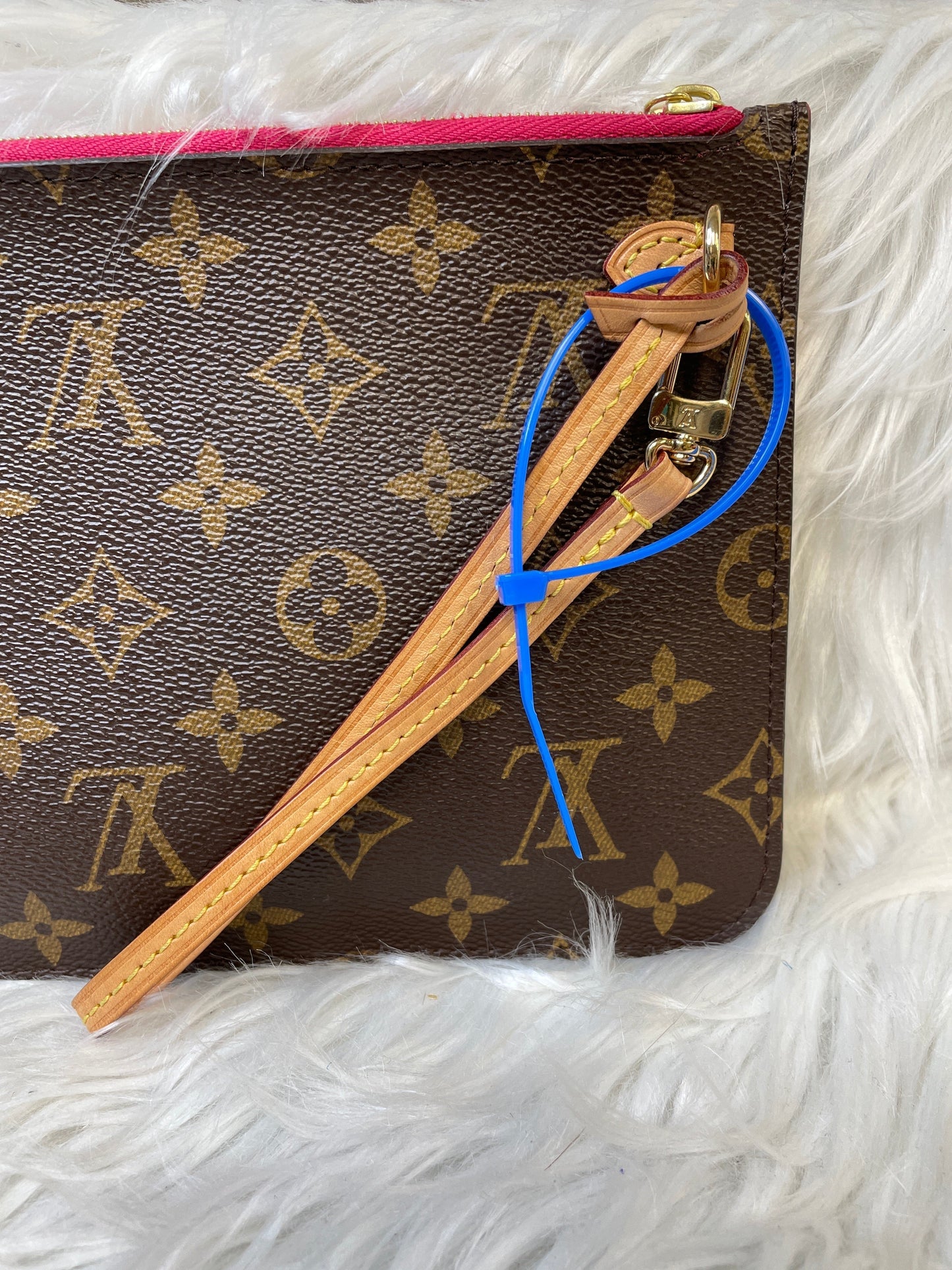 Wristlet Luxury Designer By Louis Vuitton  Size: Medium