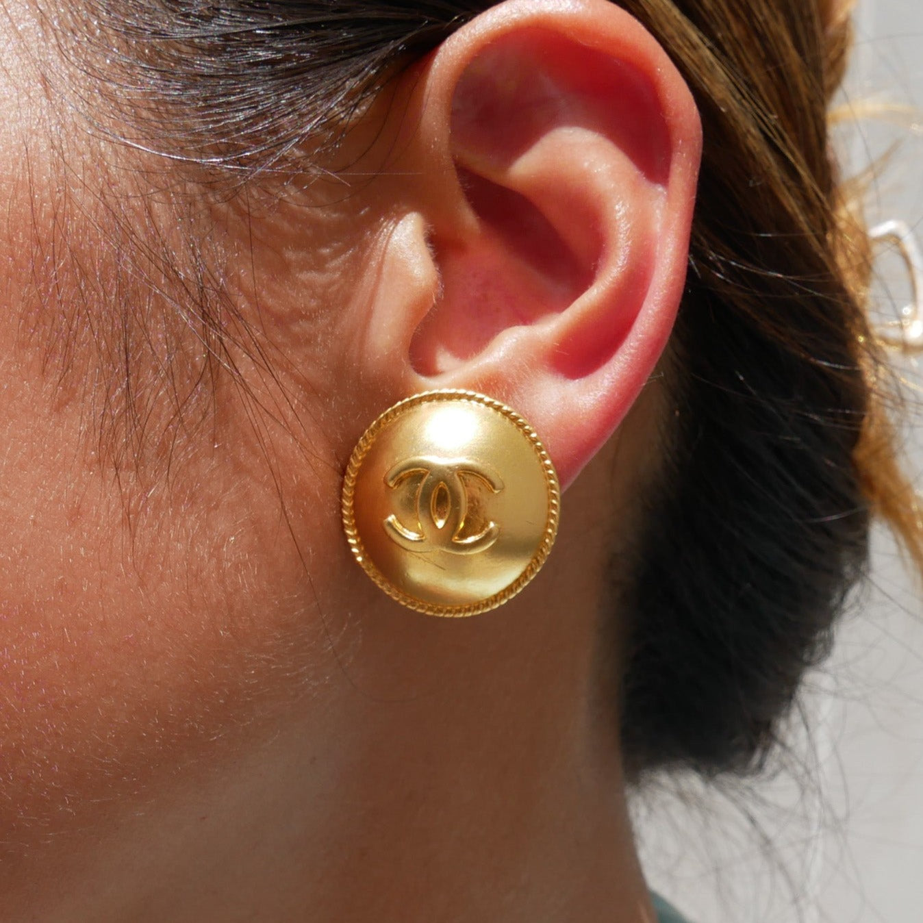 CHANEL 1995 Button Earrings Gold 85094