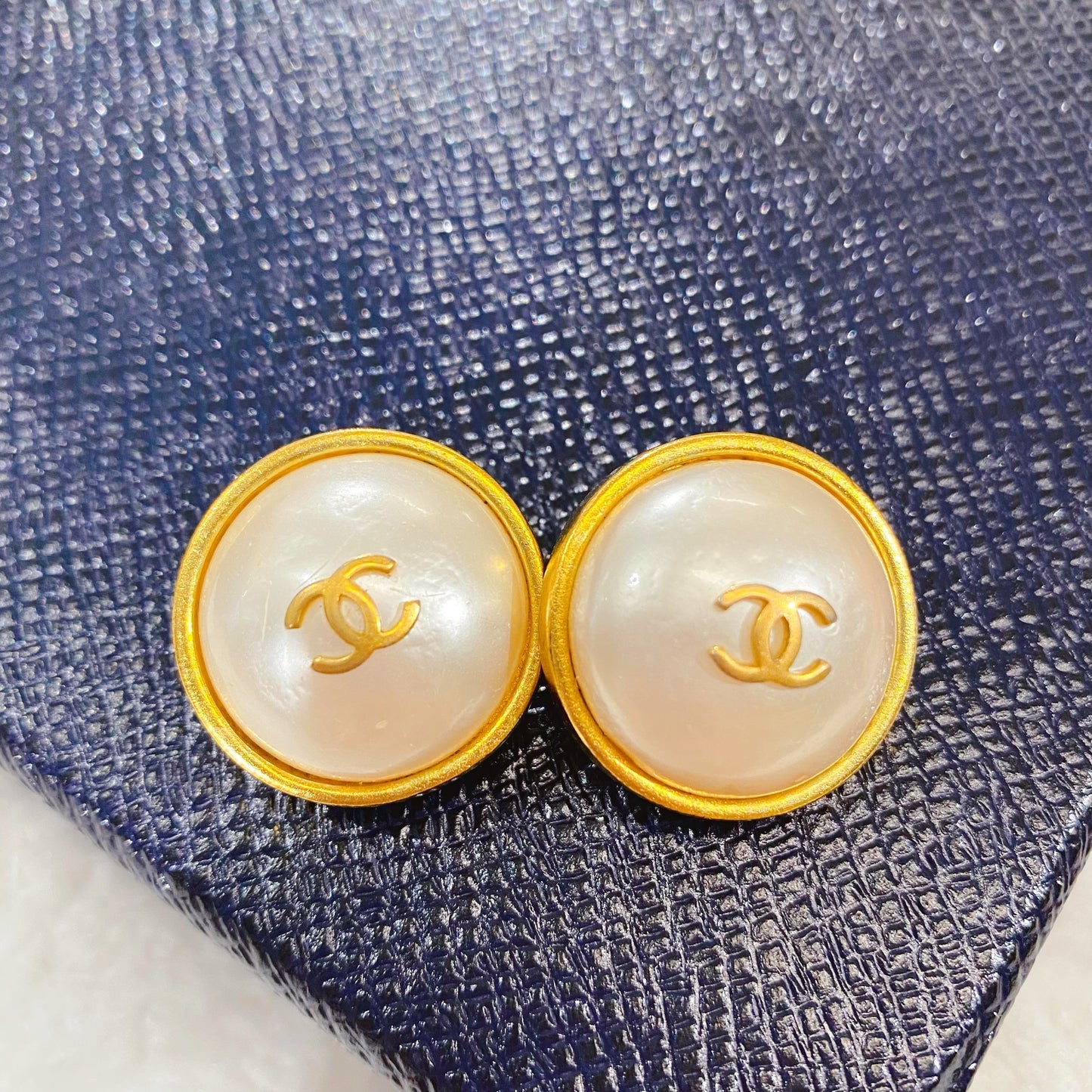 CHANEL vintage pearl gold earrings TWS