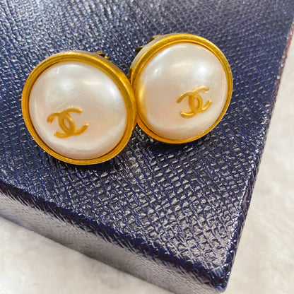 CHANEL vintage pearl gold earrings TWS