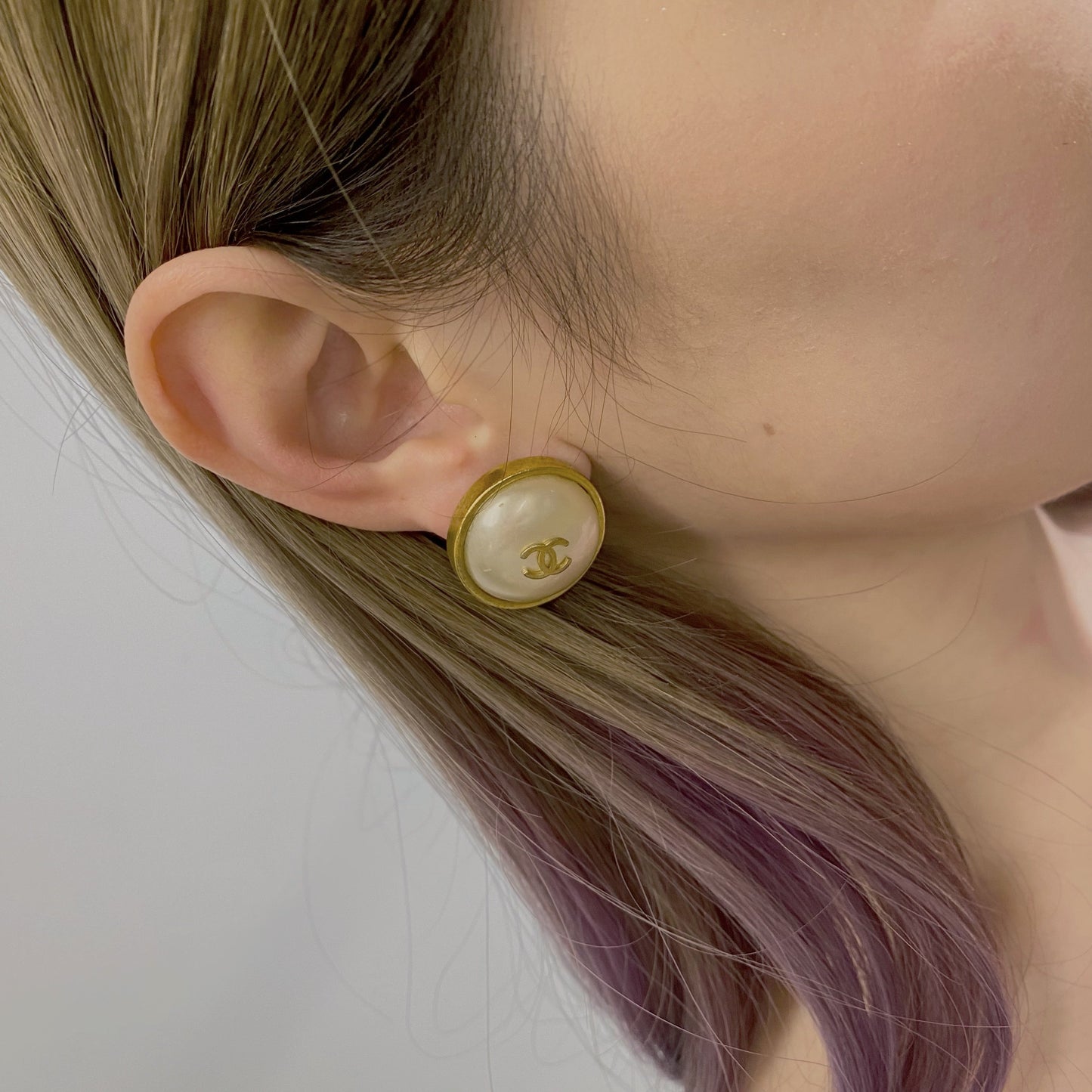 CHANEL vintage pearl gold earrings TWS