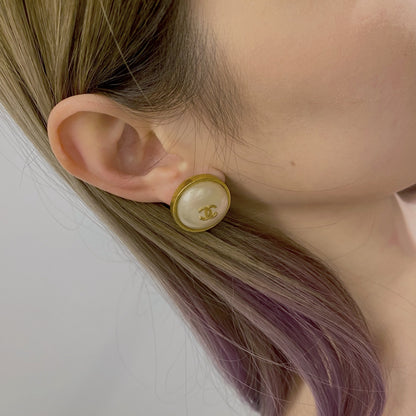 CHANEL vintage pearl gold earrings TWS