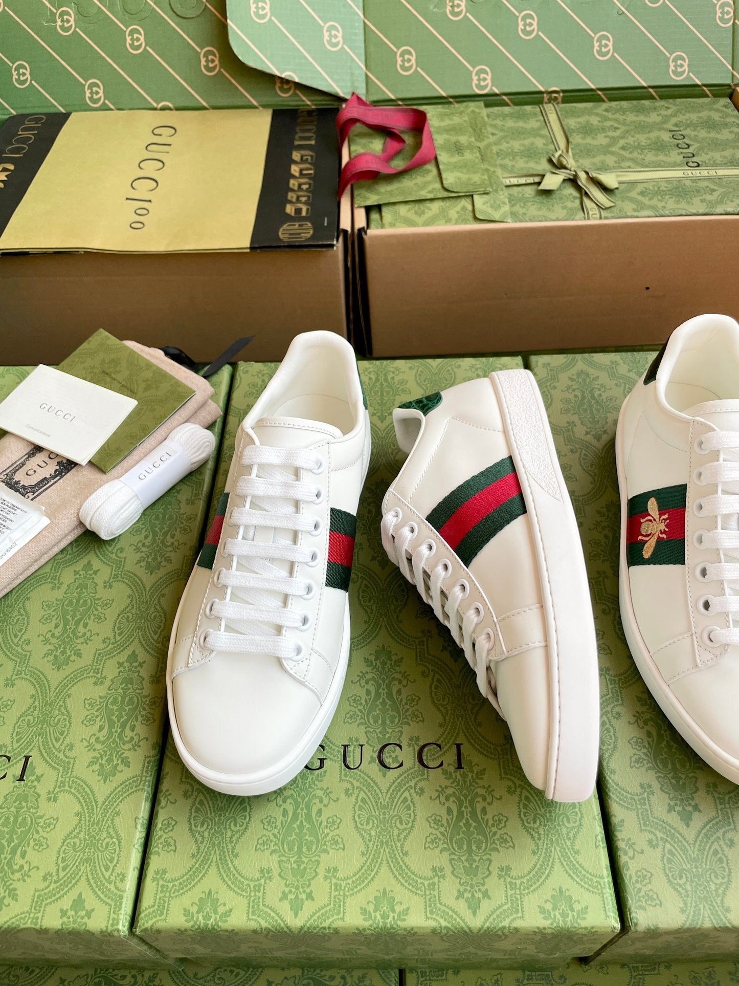 SAPATO GUCCI BRANCO COM FAIXA