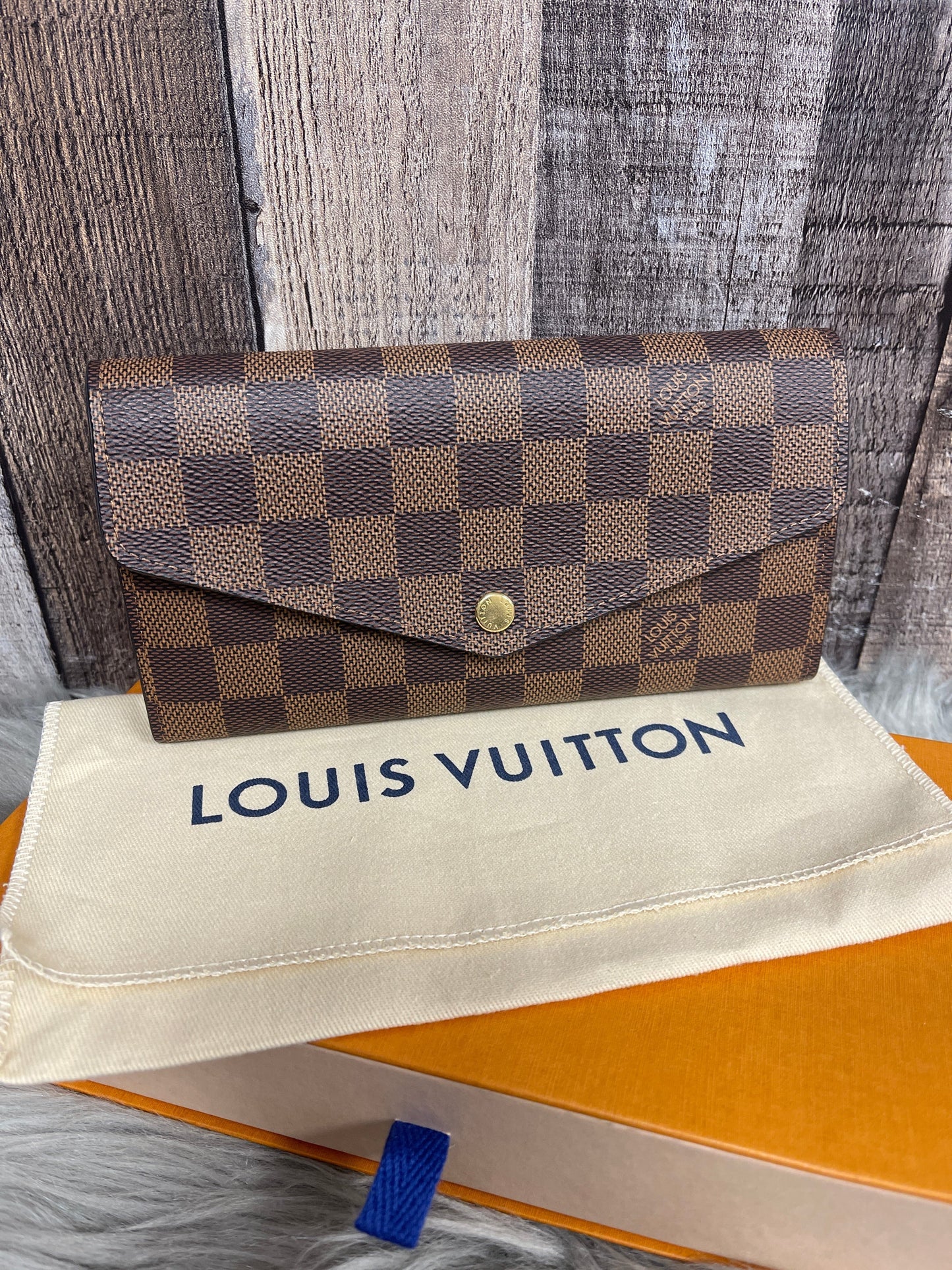 Wallet Luxury Designer By Louis Vuitton  Size: Medium