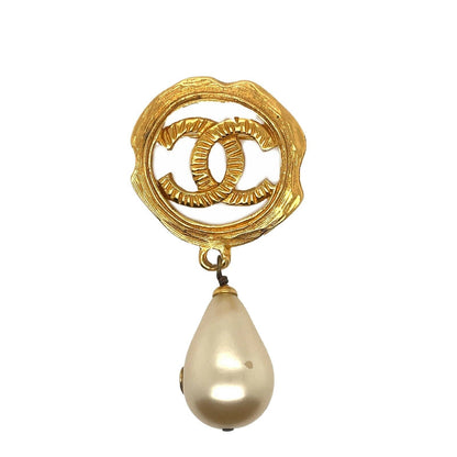 CHANEL - Vintage 94A CC Logo Circle / Pearl Drop Textured - Gold Brooch