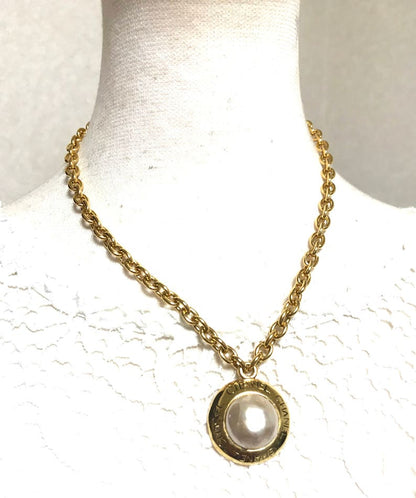 CHANEL Vintage golden chain necklace with round faux pearl and logo embossed charm