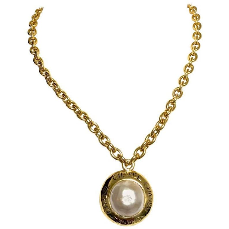 CHANEL Vintage golden chain necklace with round faux pearl and logo embossed charm