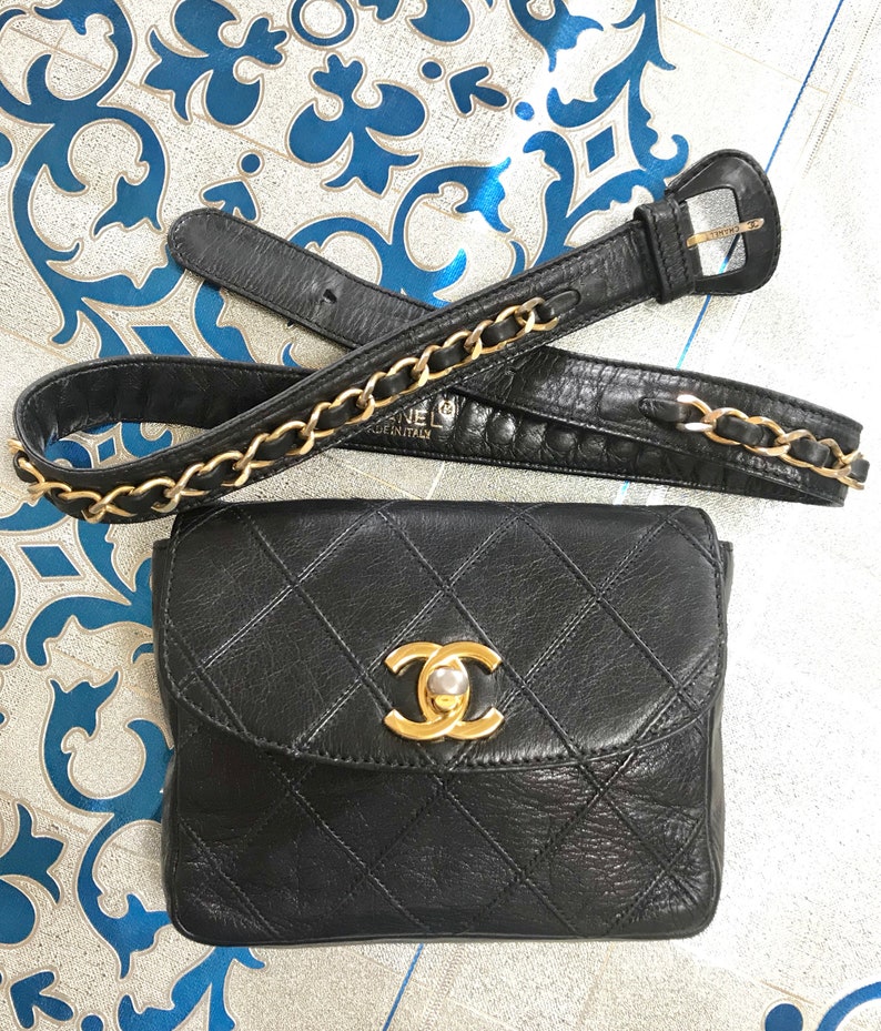 CHANEL Vintage black leather waist purse, fanny pack with golden chain belt and CC closure hock