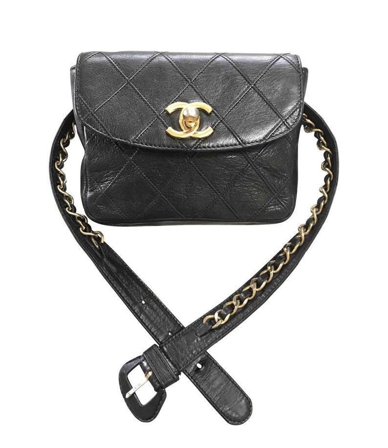 CHANEL Vintage black leather waist purse, fanny pack with golden chain belt and CC closure hock