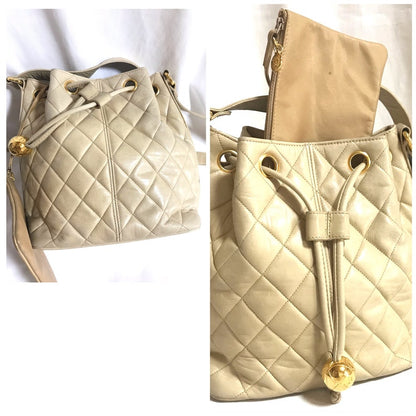 CHANEL Vintage beige quilted lamb leather hobo bucket shoulder bag with drawstrings and golden CC mark ball