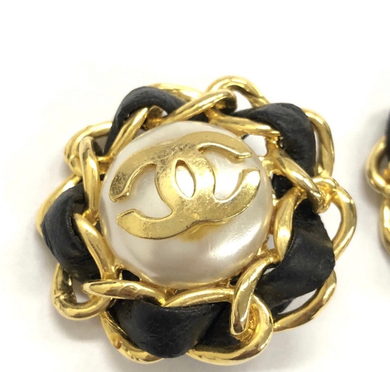 CHANEL Vintage earrings with golden CC, faux pearl, black leather and chain frame