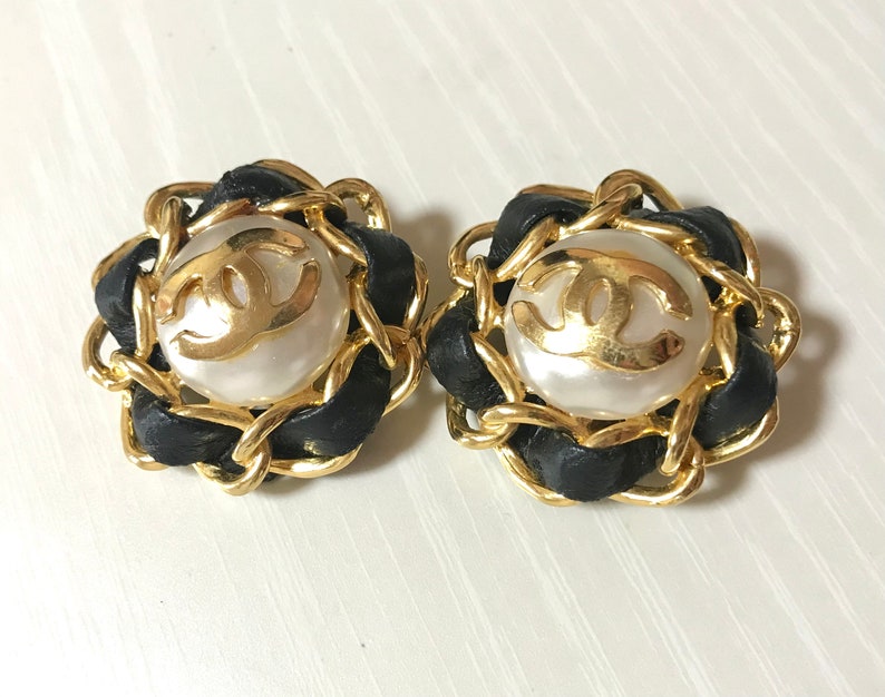 CHANEL Vintage earrings with golden CC, faux pearl, black leather and chain frame