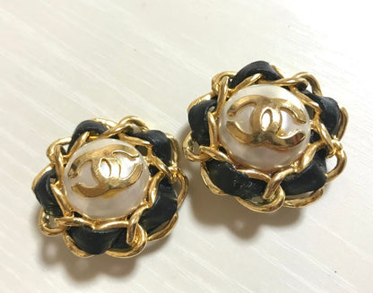 CHANEL Vintage earrings with golden CC, faux pearl, black leather and chain frame