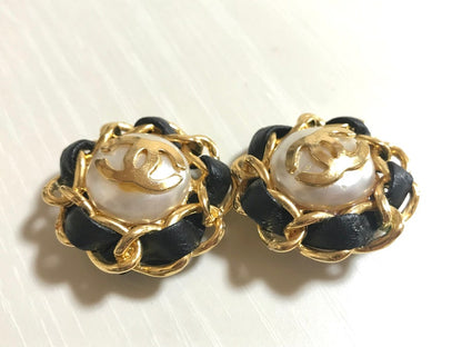 CHANEL Vintage earrings with golden CC, faux pearl, black leather and chain frame