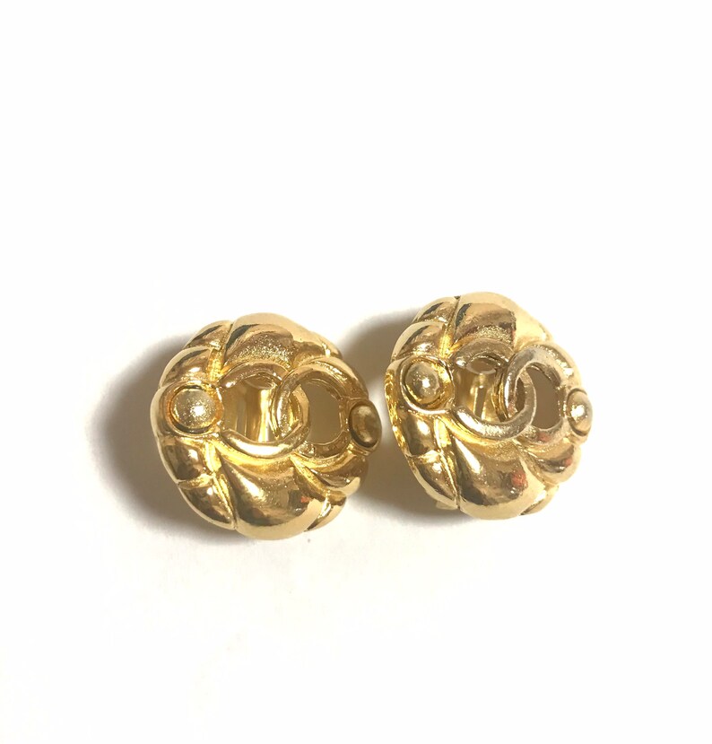 CHANEL Vintage gold tone round earrings with CC mark