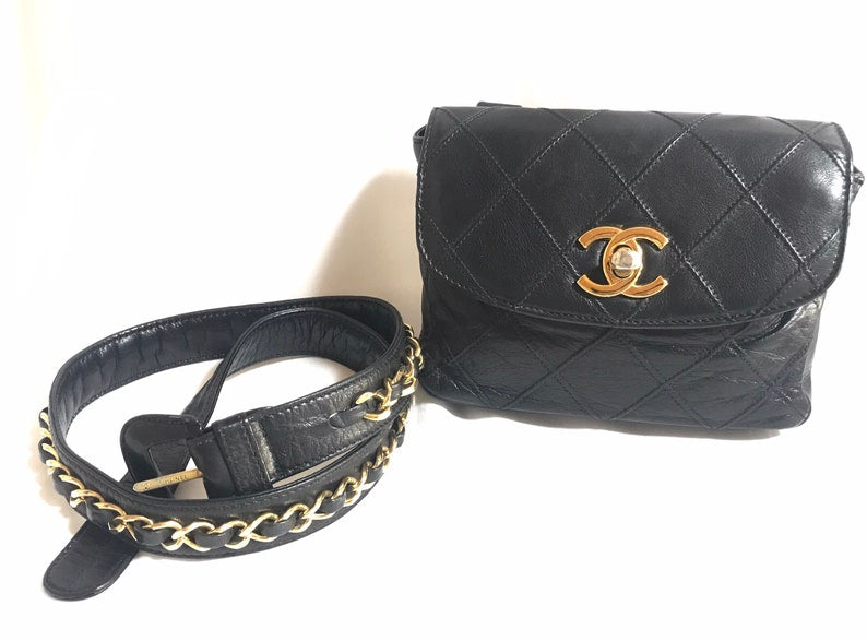 CHANEL Vintage black leather waist purse, fanny pack with golden chain belt and CC closure hock