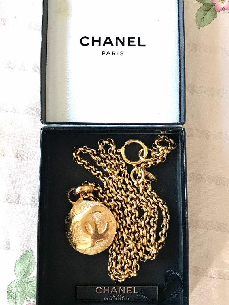 CHANEL Vintage golden chain necklace with round CC mark charm pendant top