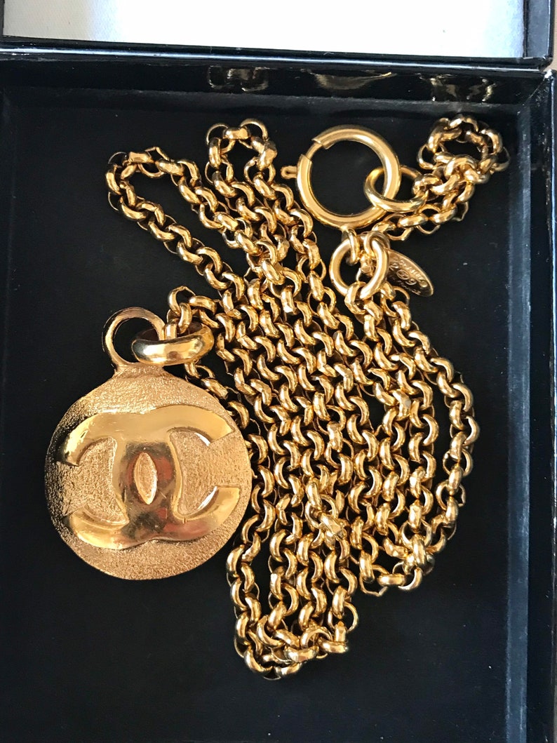 CHANEL Vintage golden chain necklace with round CC mark charm pendant top