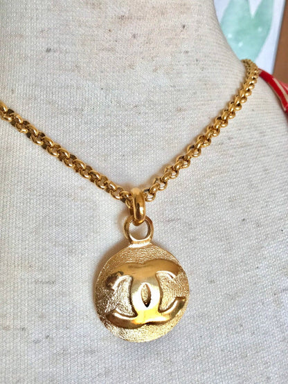 CHANEL Vintage golden chain necklace with round CC mark charm pendant top