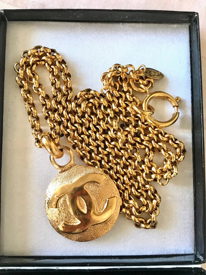 CHANEL Vintage golden chain necklace with round CC mark charm pendant top