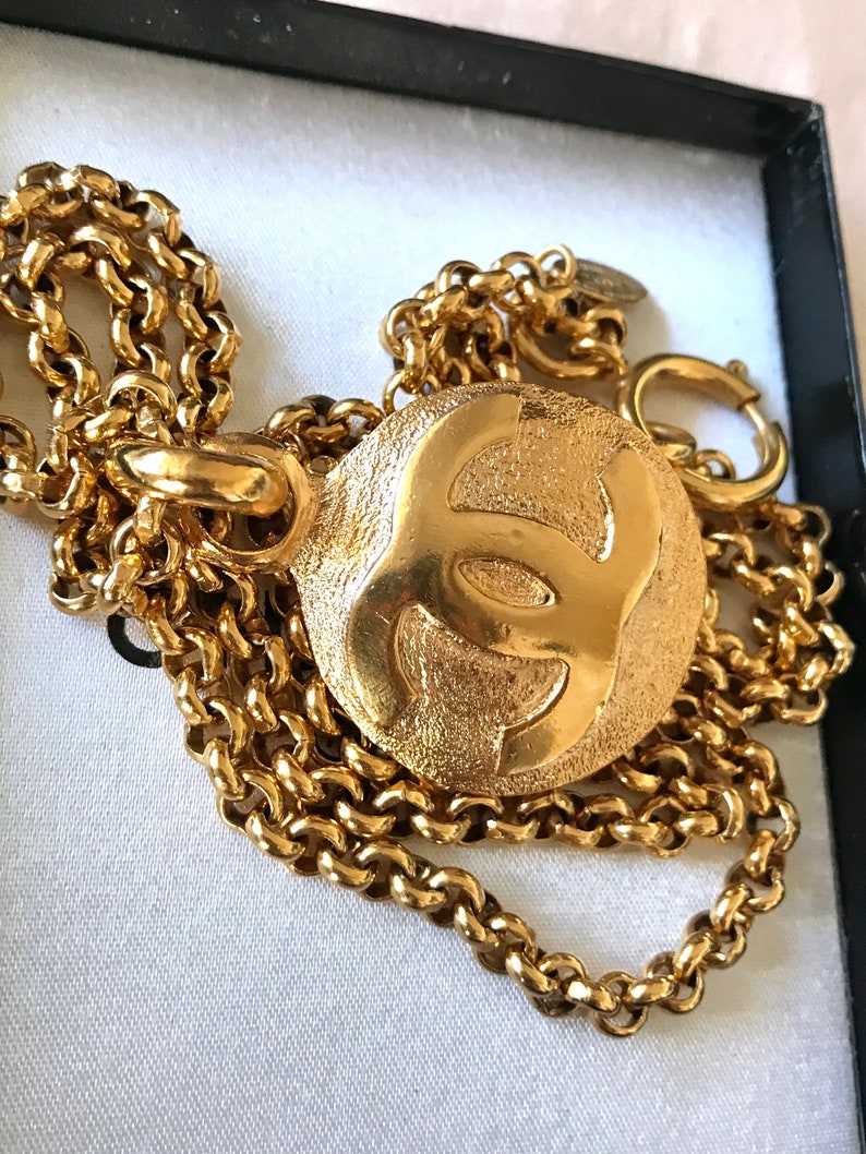 CHANEL Vintage golden chain necklace with round CC mark charm pendant top