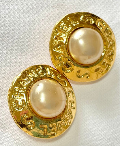 CHANEL Vintage golden round shape faux pearl earrings with cutout logo