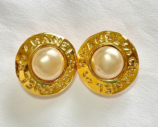 CHANEL Vintage golden round shape faux pearl earrings with cutout logo