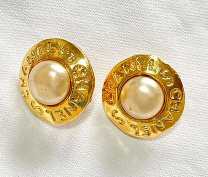 CHANEL Vintage golden round shape faux pearl earrings with cutout logo