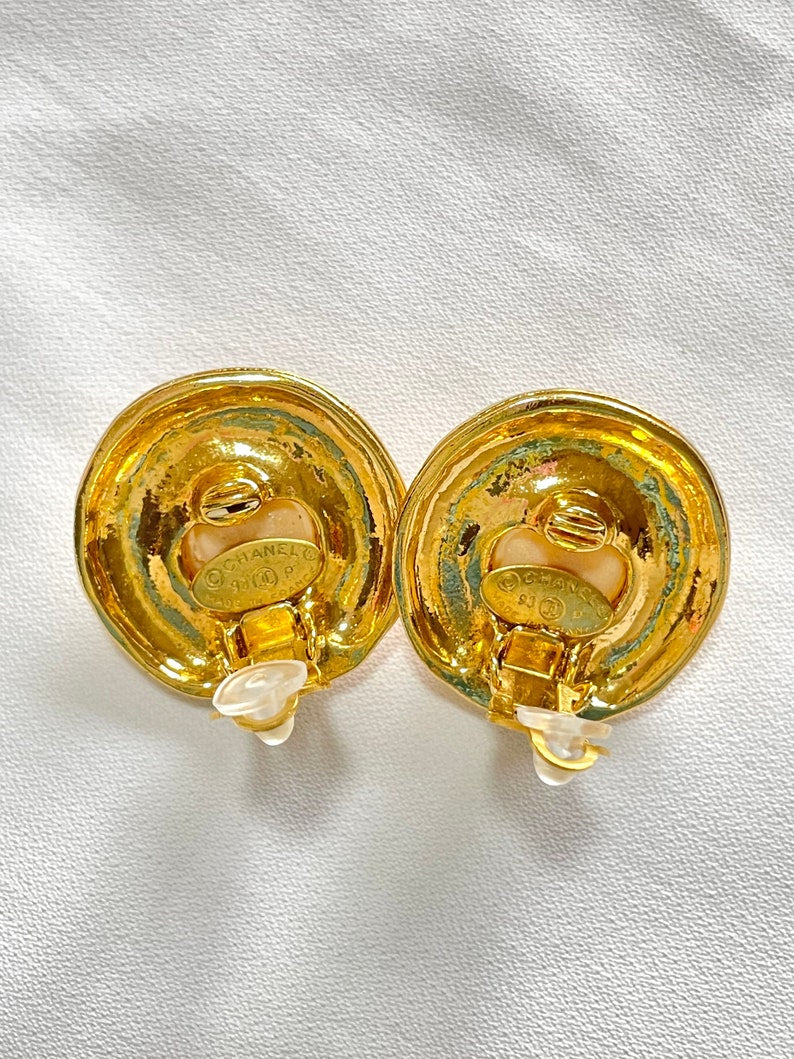 CHANEL Vintage golden round shape faux pearl earrings with cutout logo