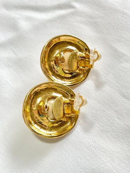 CHANEL Vintage golden round shape faux pearl earrings with cutout logo