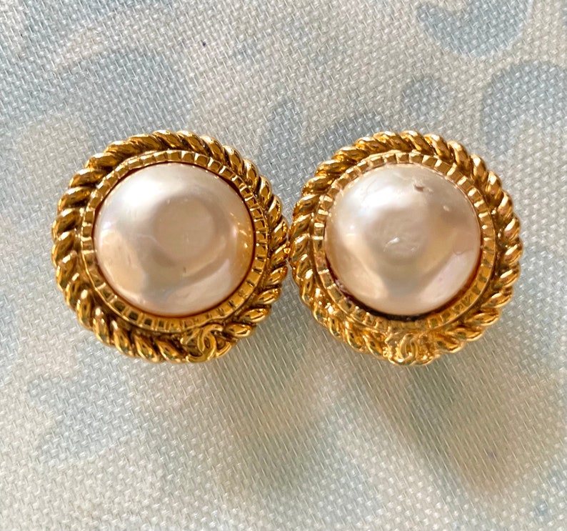 CHANEL Vintage golden earrings with pearl and CC motif