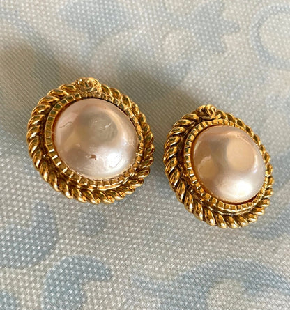 CHANEL Vintage golden earrings with pearl and CC motif