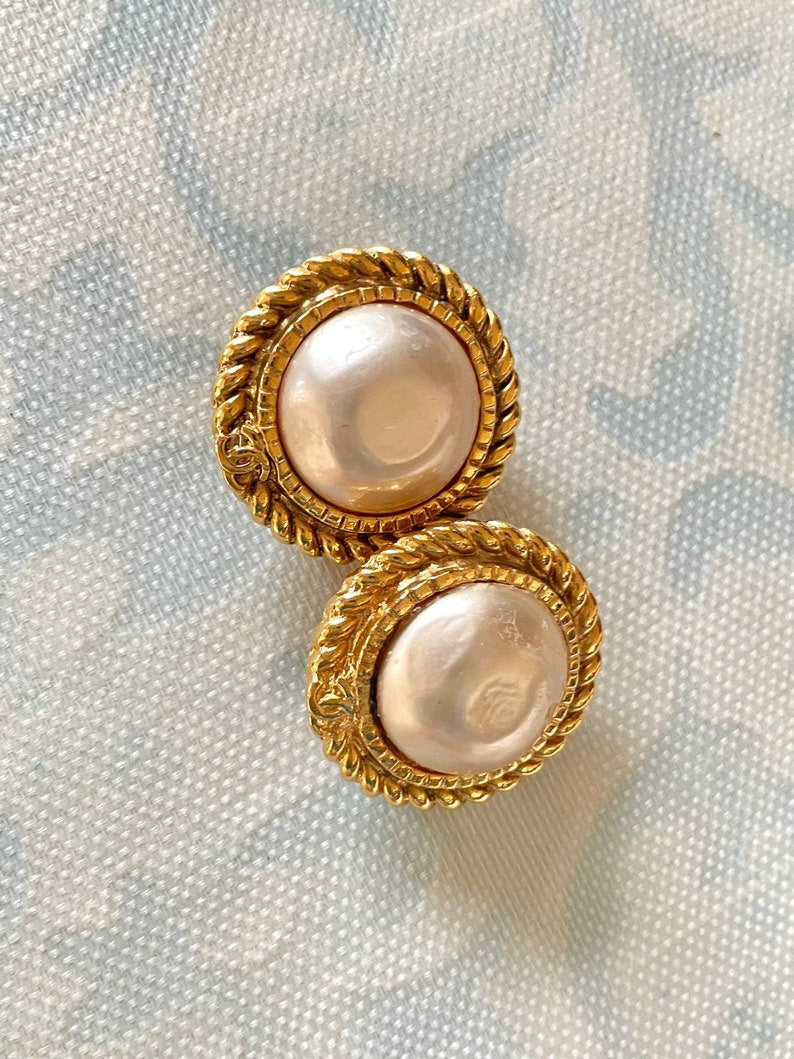 CHANEL Vintage golden earrings with pearl and CC motif