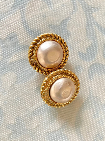 CHANEL Vintage golden earrings with pearl and CC motif