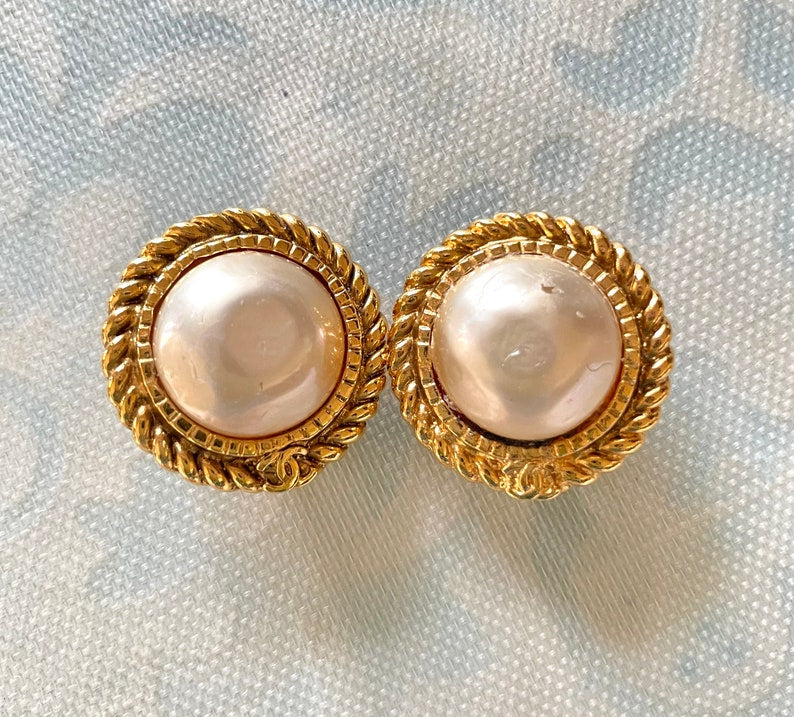 CHANEL Vintage golden earrings with pearl and CC motif