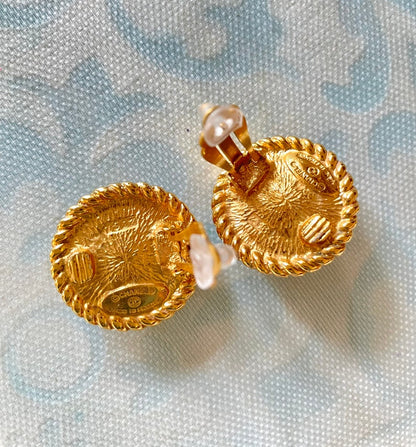 CHANEL Vintage golden earrings with pearl and CC motif