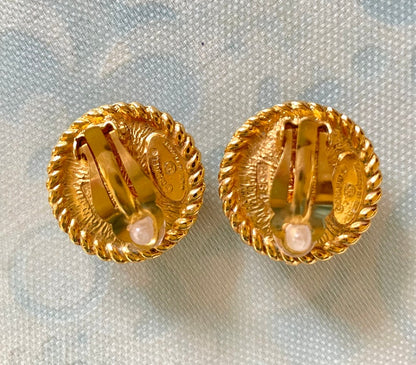 CHANEL Vintage golden earrings with pearl and CC motif