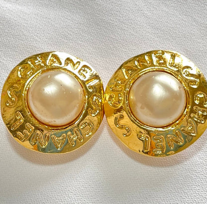 CHANEL Vintage golden round shape faux pearl earrings with cutout logo